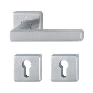 Set de manijas DALLAS y cerradura POLARIS para puerta de recámara, acabado inox mate