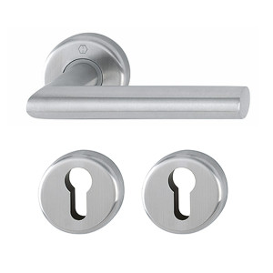 Set de manija UTRECHT y cerradura POLARIS para puerta de recámara, acabado inox mate