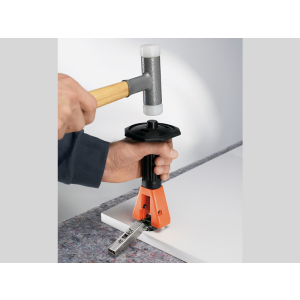 Herramienta para instalación a presión de bisagras