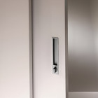 Jaladera con perilla para puerta deslizable con cerradura, acabado aluminio mate