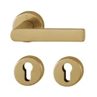 Set de manijas LOS ANGELES Resista® para recámara, acabado latón satinado