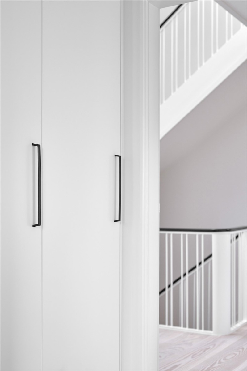 Jaladera SEAM, 170 mm. de longitud, centros a 160 mm. Material Aluminio, Acabado NEGRO