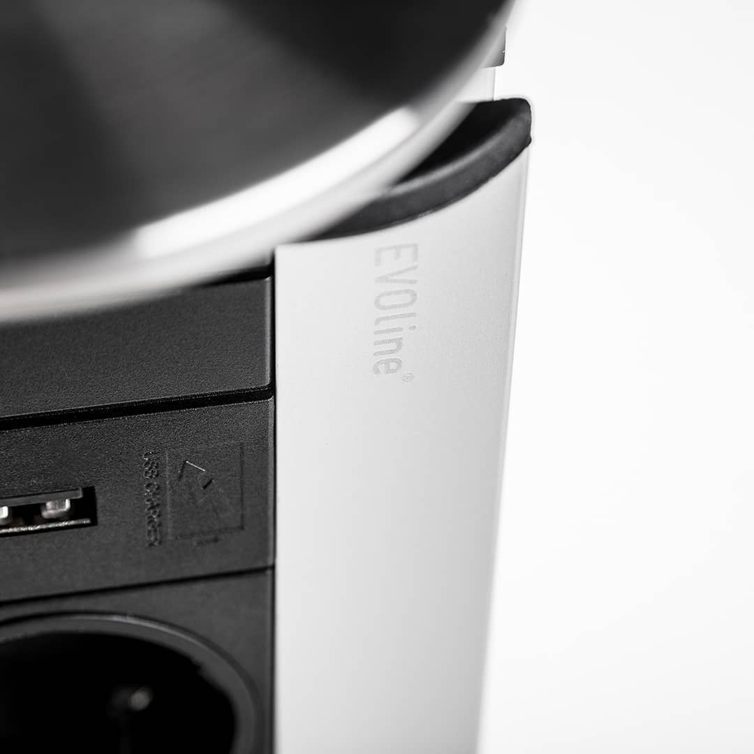 Multicontacto de torre extraíble EVOLINE PORT sobre cubierta, 3 sockets y 1 USB dúplex de carga  A+ C, acabado inox mate