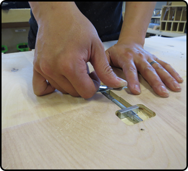 Tornillo conector FLIP BOLT para unión de paneles de madera