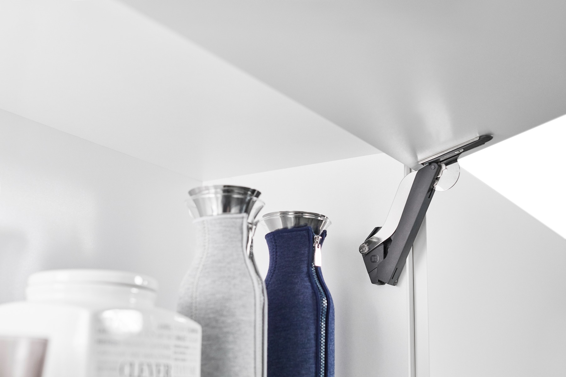 Brazos FREEspace Push to Open para apertura de puertas de alacena