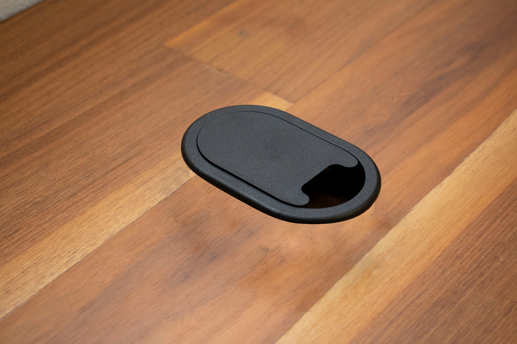 Pasacables Ovalado para embutir en mesa o escritorio, plástico, color negro