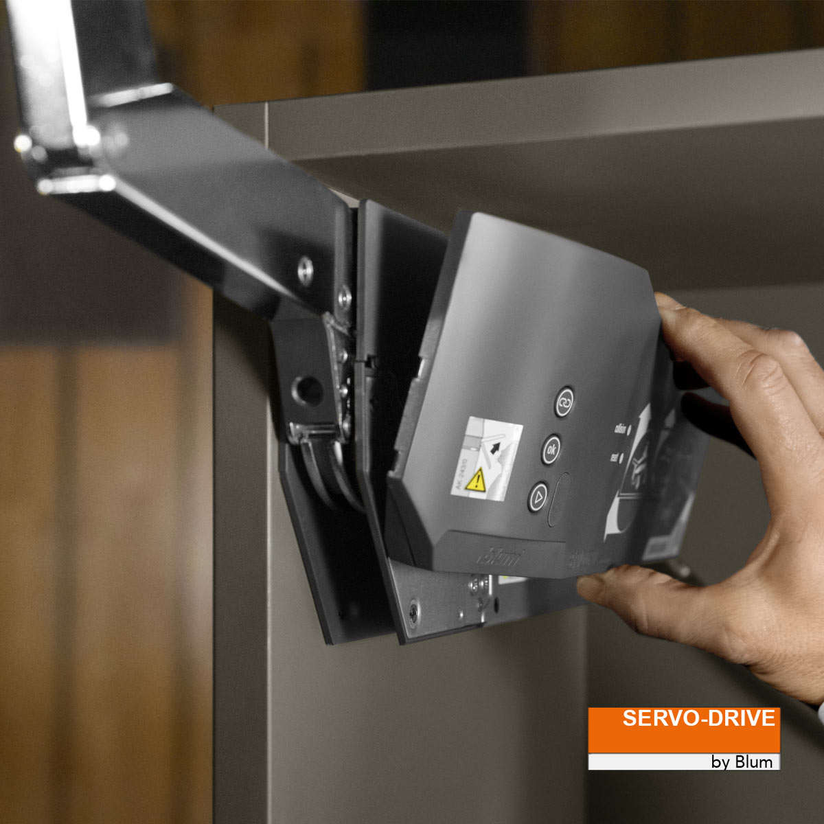 AVENTOS HS top SERVO-DRIVE | Sistema abatible para apertura de puerta de mueble con cierre suave