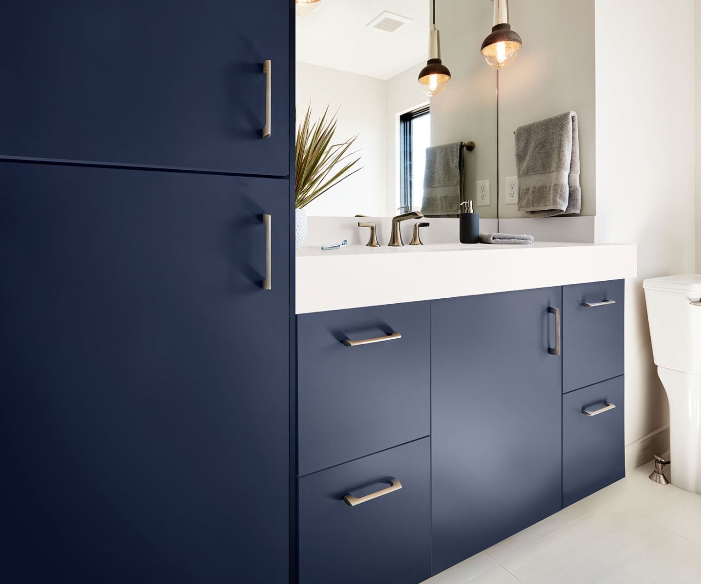 Tablero de MDF con laminado FENIX, Blu Fes y trascara HPL Nocturne, formato 1.22 x 2.44 m