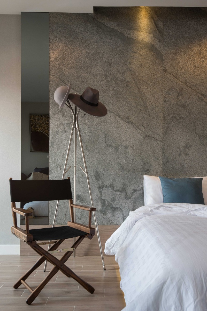 Laja de piedra, modelo SILVER SHINE, Stone Veneer, respaldo de tela, medida 121 x 61 cm 