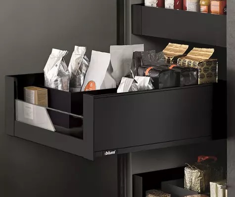 Cajón interno LEGRABOX pure altura C con elemento de diseño bajo, color negro terra mate