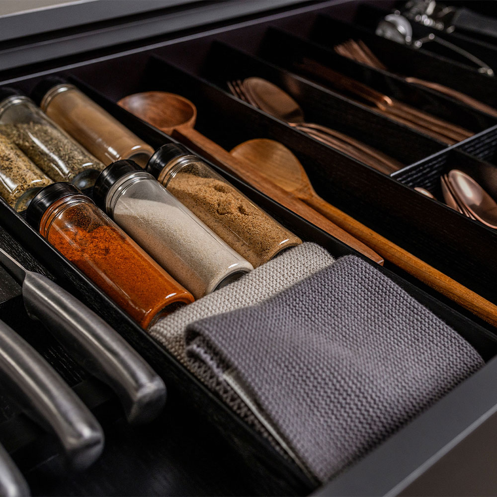 Organizador cubertero y especiero para cajones de cocina fresno negro 