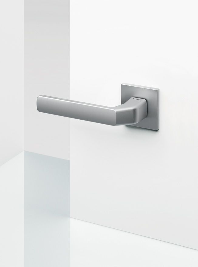 Set de Manijas Mandelli, modelo FENIX para recámara o baño, diseñado por Piet Billekens, acabado cromo satinado