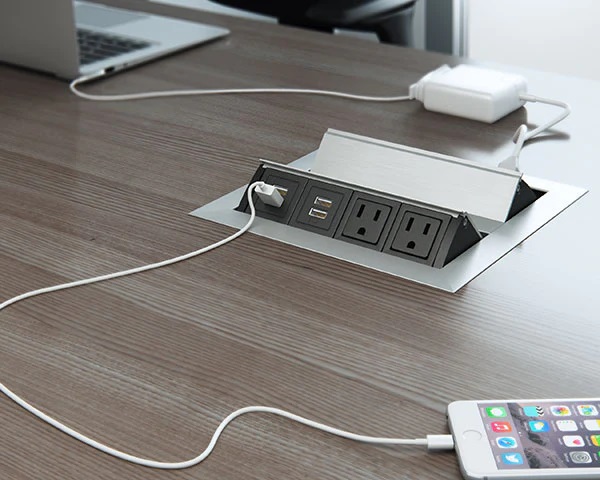 Multicontacto M2X, con 2 puertos eléctricos y 2 puertos vacíos por cada lado, retráctil, acabado aluminio. Hasta agotar existencias.