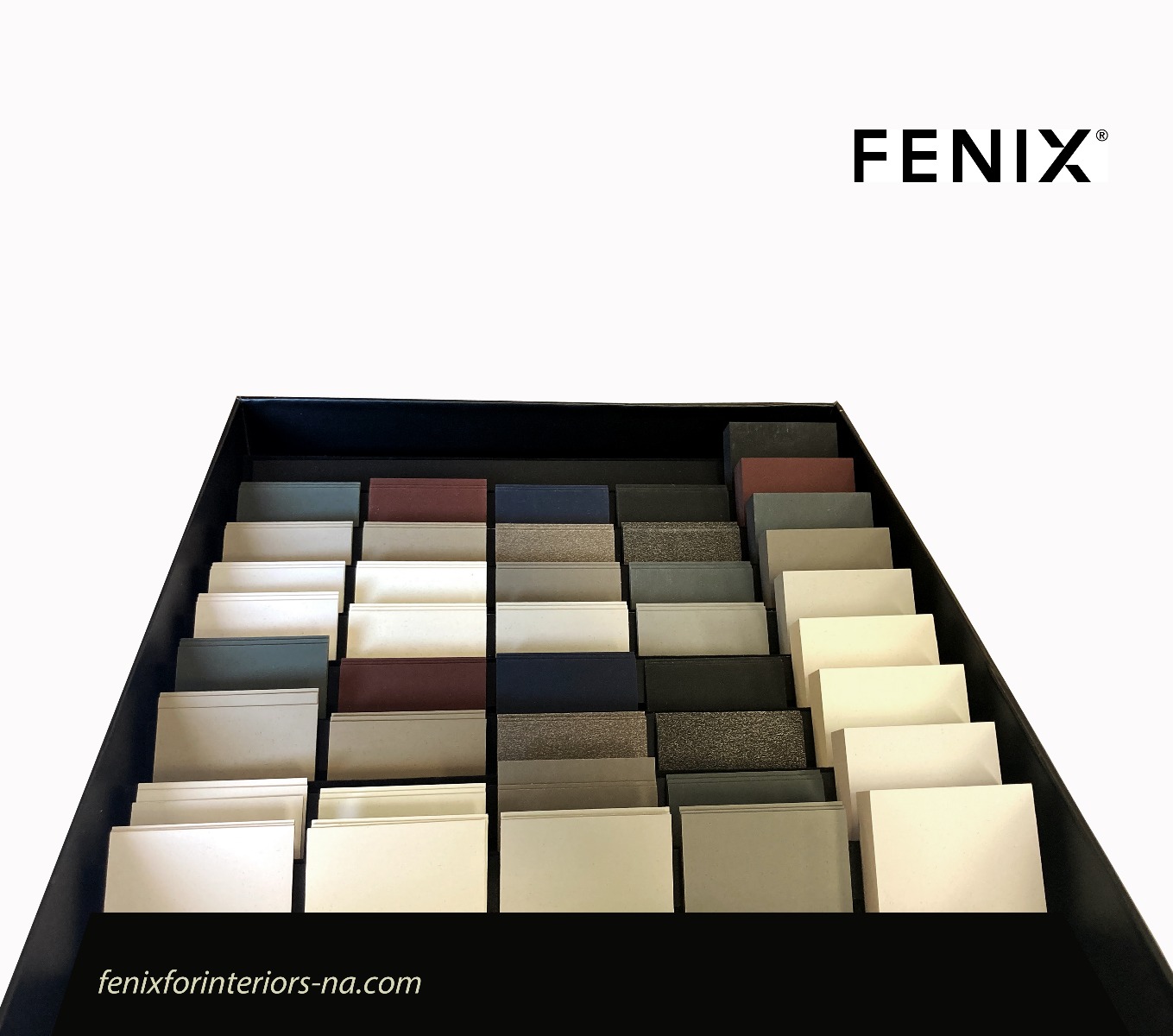 Muestrario Architectural Box con laminados y tableros FENIX de 5 cm x 10 cm.