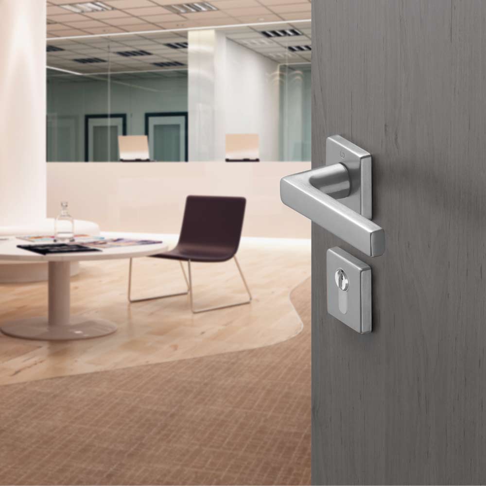 Set de manijas DALLAS y cerradura POLARIS para puerta de recámara, acabado inox mate