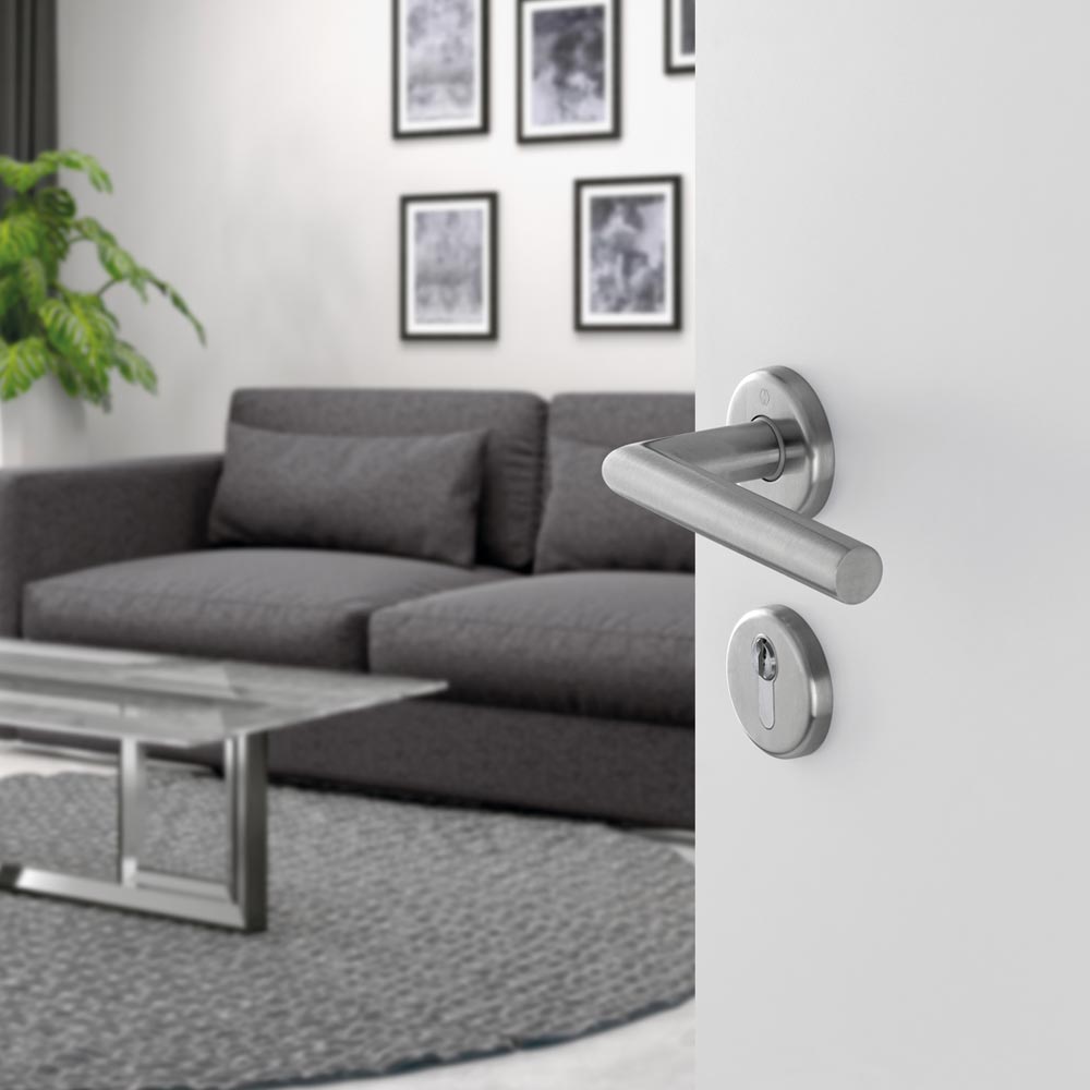 Set de manija UTRECHT y cerradura POLARIS para puerta de recámara, acabado inox mate