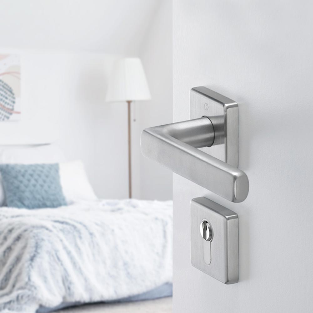 Set de manijas DALLAS y cerradura POLARIS para puerta de recámara, acabado inox mate