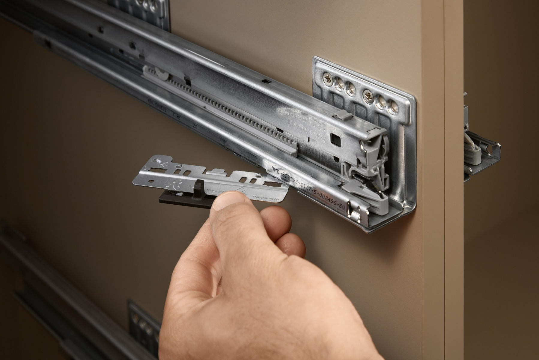 Unidad de TIP-ON BLUMOTION con SYNCROMOTION para MERIVOBOX, p/peso total del cajón entre 15-40 kg