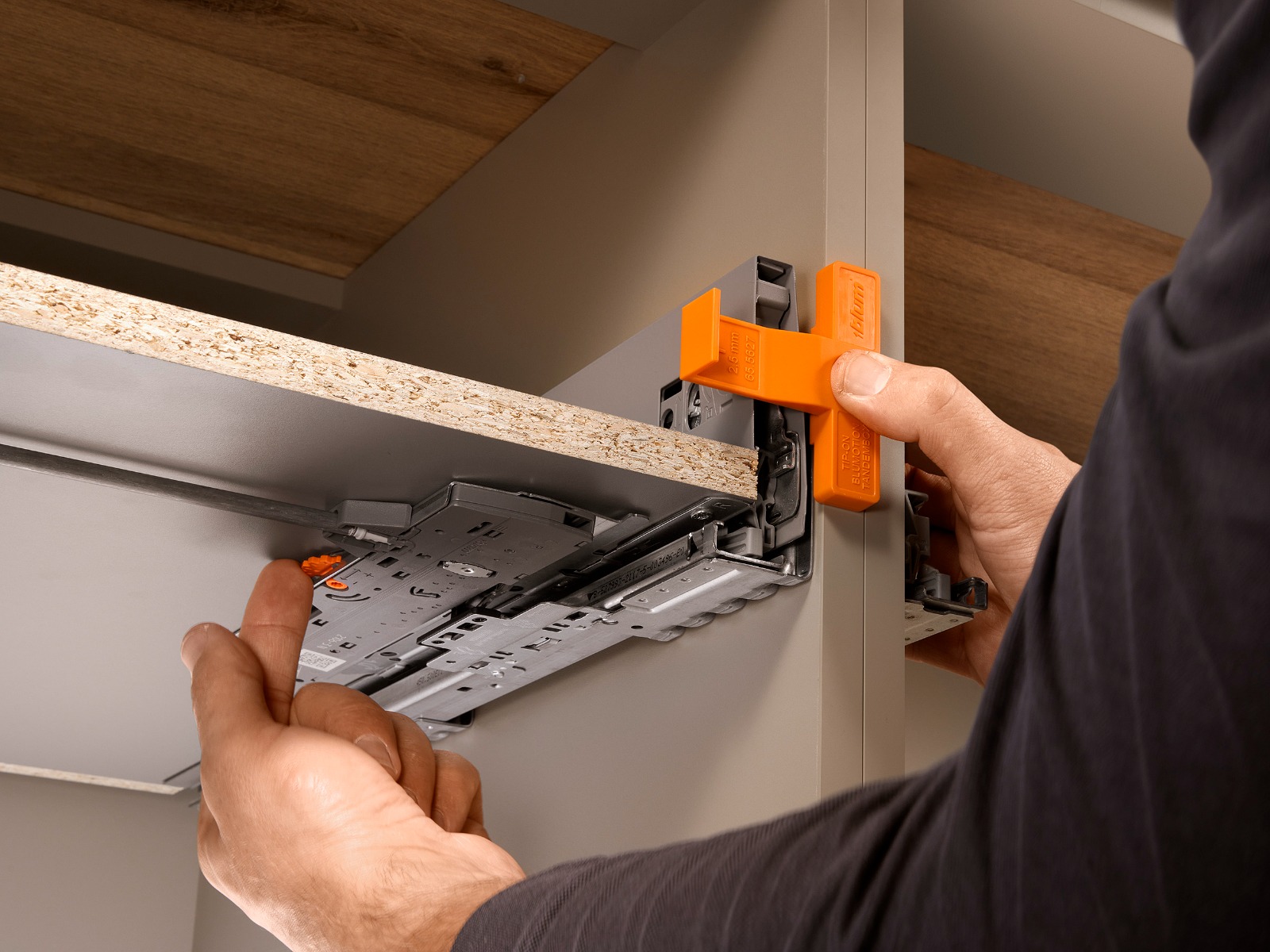 Plantilla de ajuste de profundidad para guías TIP-ON BLUMOTION de TANDEMBOX