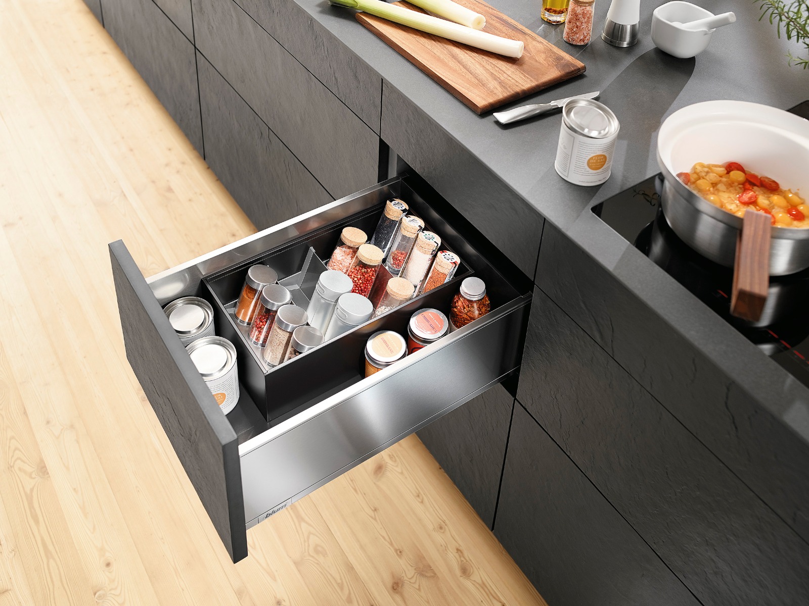 Especiero de acero inoxidable Blum para organización de cajones de cocina AMBIA-LINE