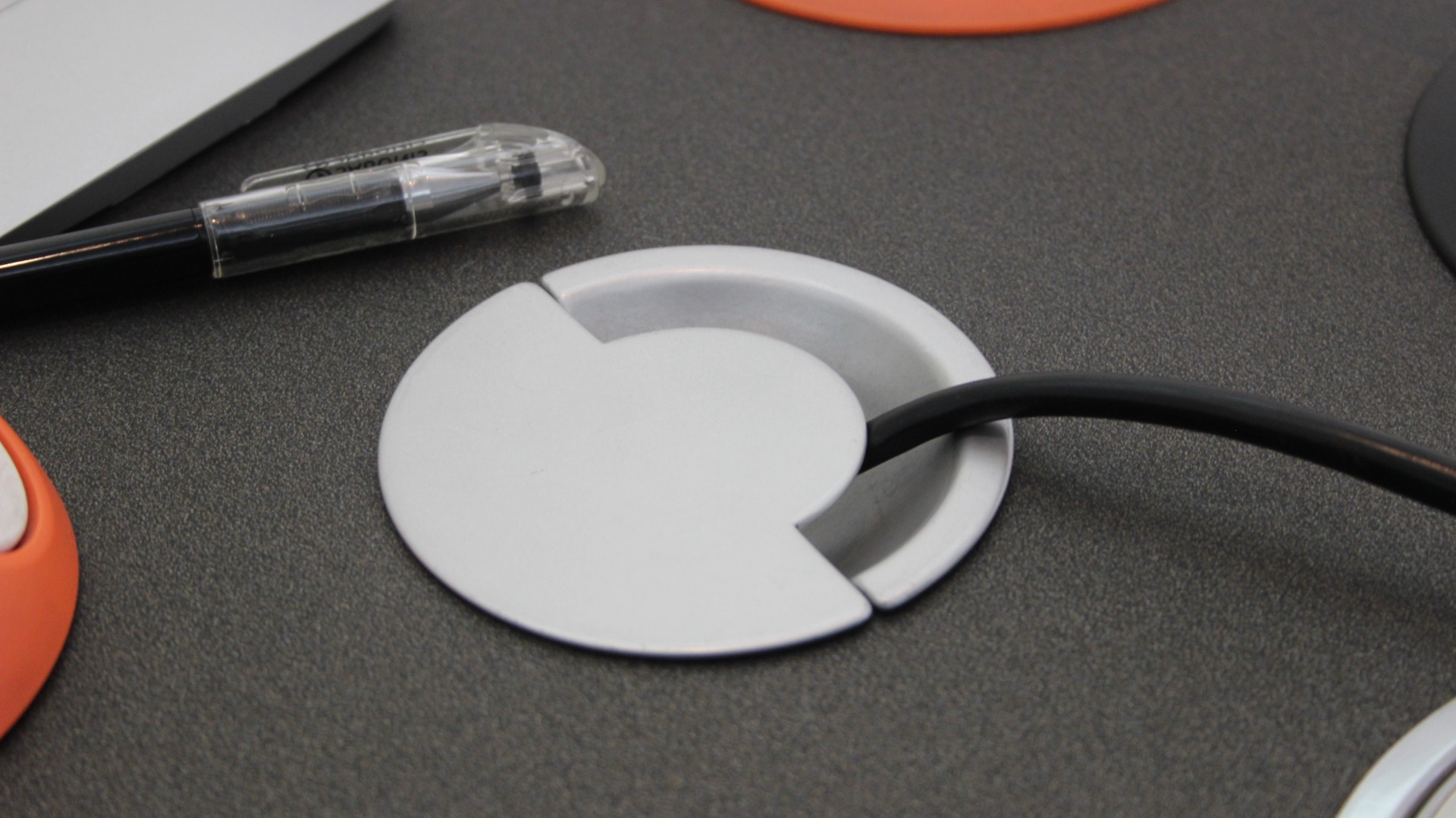 Pasacables circular para embutir en mesa o escritorio, metálico, Ø80mm, acabado plateado