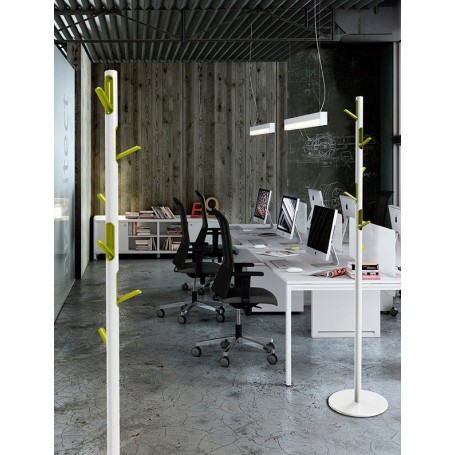 Muestra de perchero en instalación. Disponible en color grafito