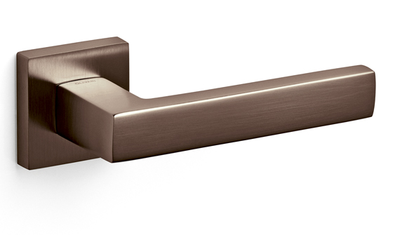 Set de manijas OLIVARI, modelo PLANETA Q, diseño de Luca Casini 2006