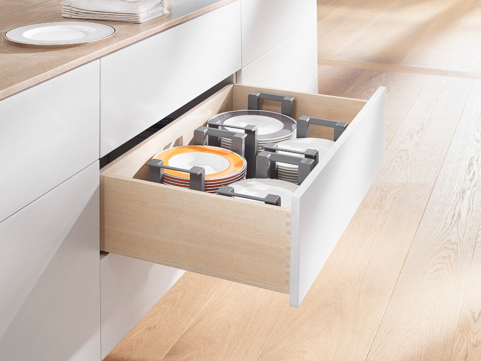 Porta platos ORGA-LINE y AMBIA-LINE de Blum para organización de cajones de cocina, color gris