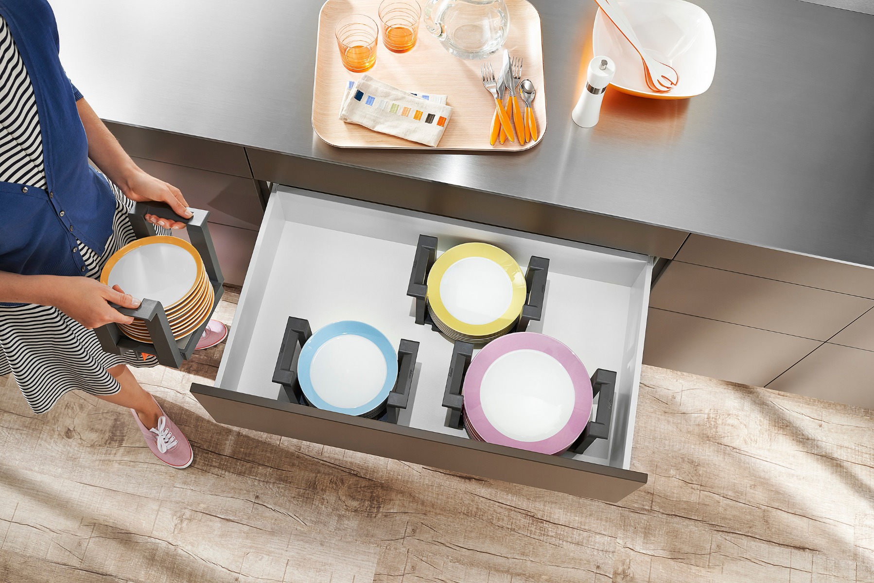 Porta platos ORGA-LINE y AMBIA-LINE de Blum para organización de cajones de cocina, color gris