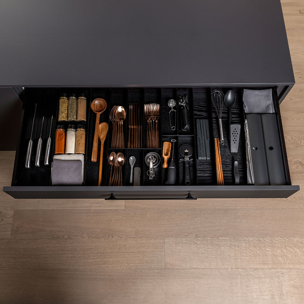 LINIQ fresno negro organización para cuberteros con diferentes componentes