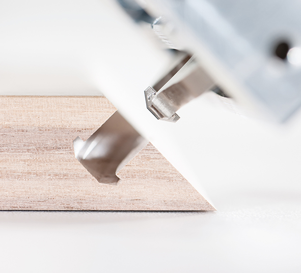 Máquina engalletadora Zeta P2 con disco de corte punta Carburo de Tungsteno para fresados de conectores P-System