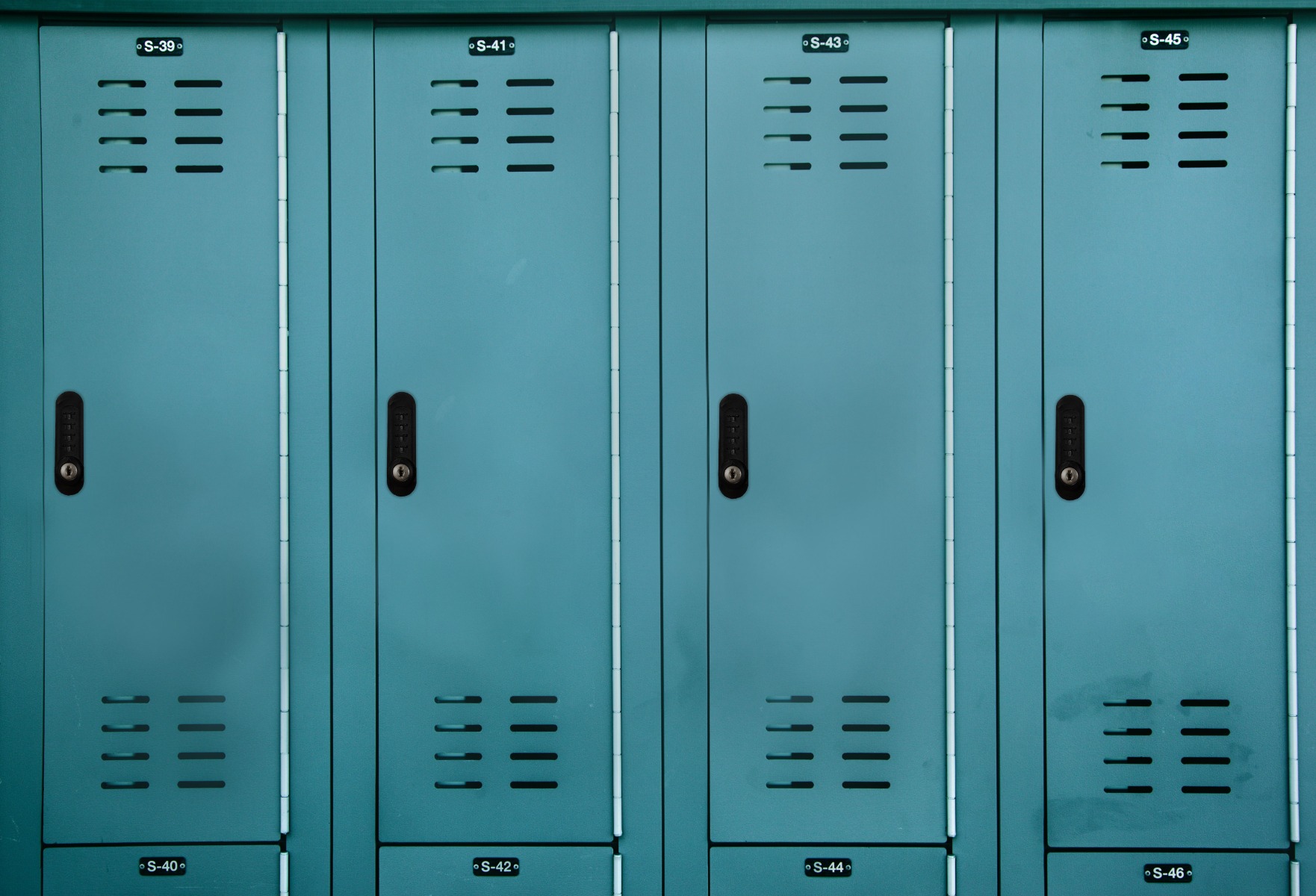 Cerradura vertical de combinación RIVEN de 4 dígitos color negro