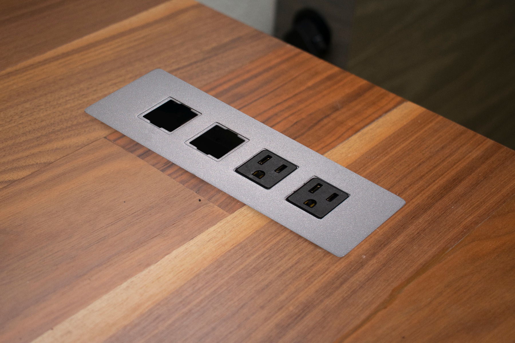 Multicontacto START, con 2 puertos eléctricos y 2 puertos opcionales, acabado gris