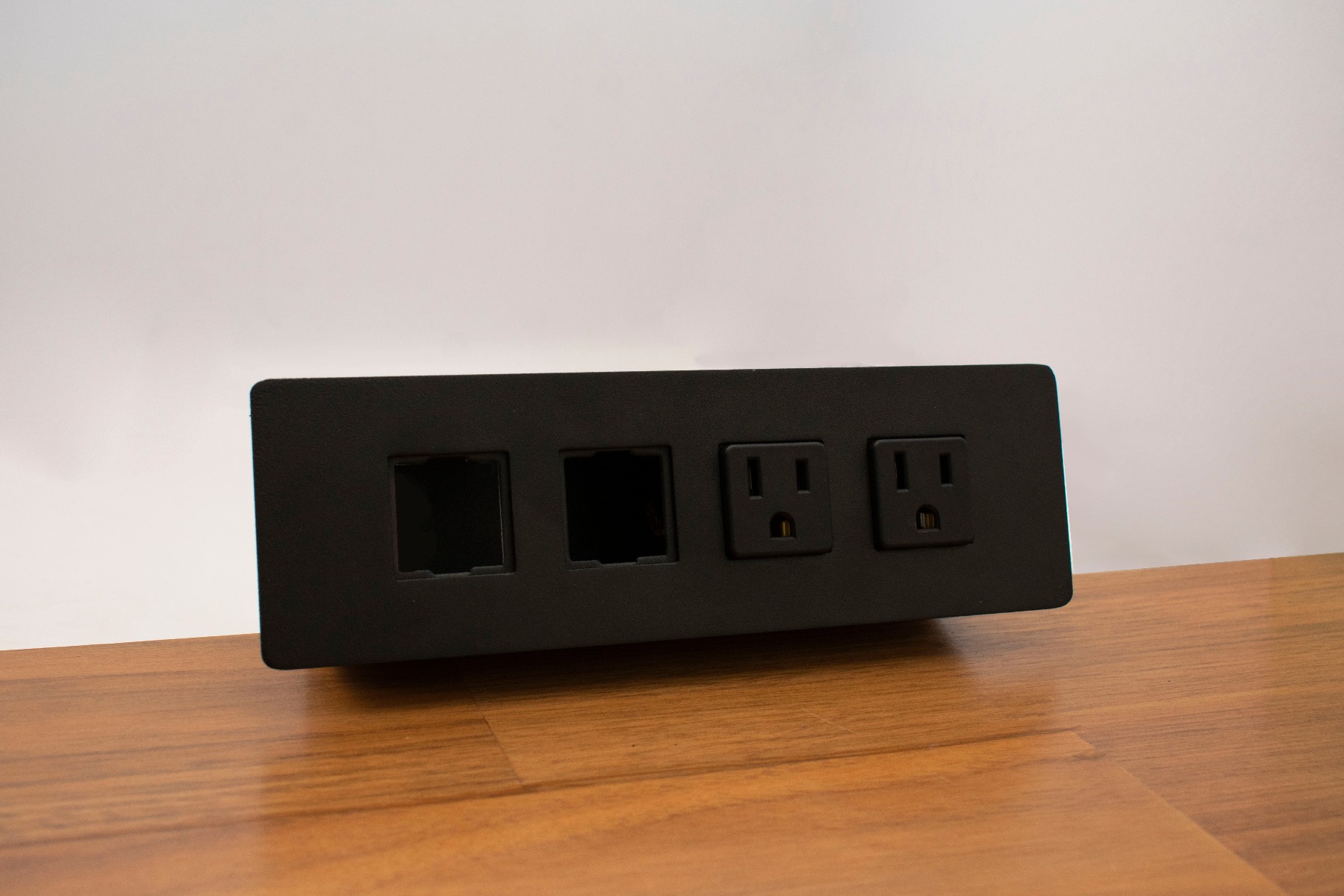 Multicontacto START, con 2 puertos eléctricos y 2 puertos opcionales, acabado negro. Hasta agotar existencias.