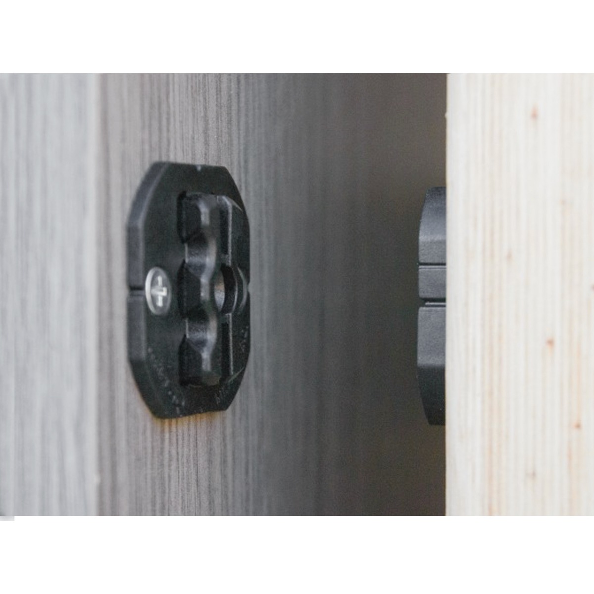 STRIPLOX CLIP 50 para fijación de repisa o mueble pequeño, Ø 49.5mm, color negro