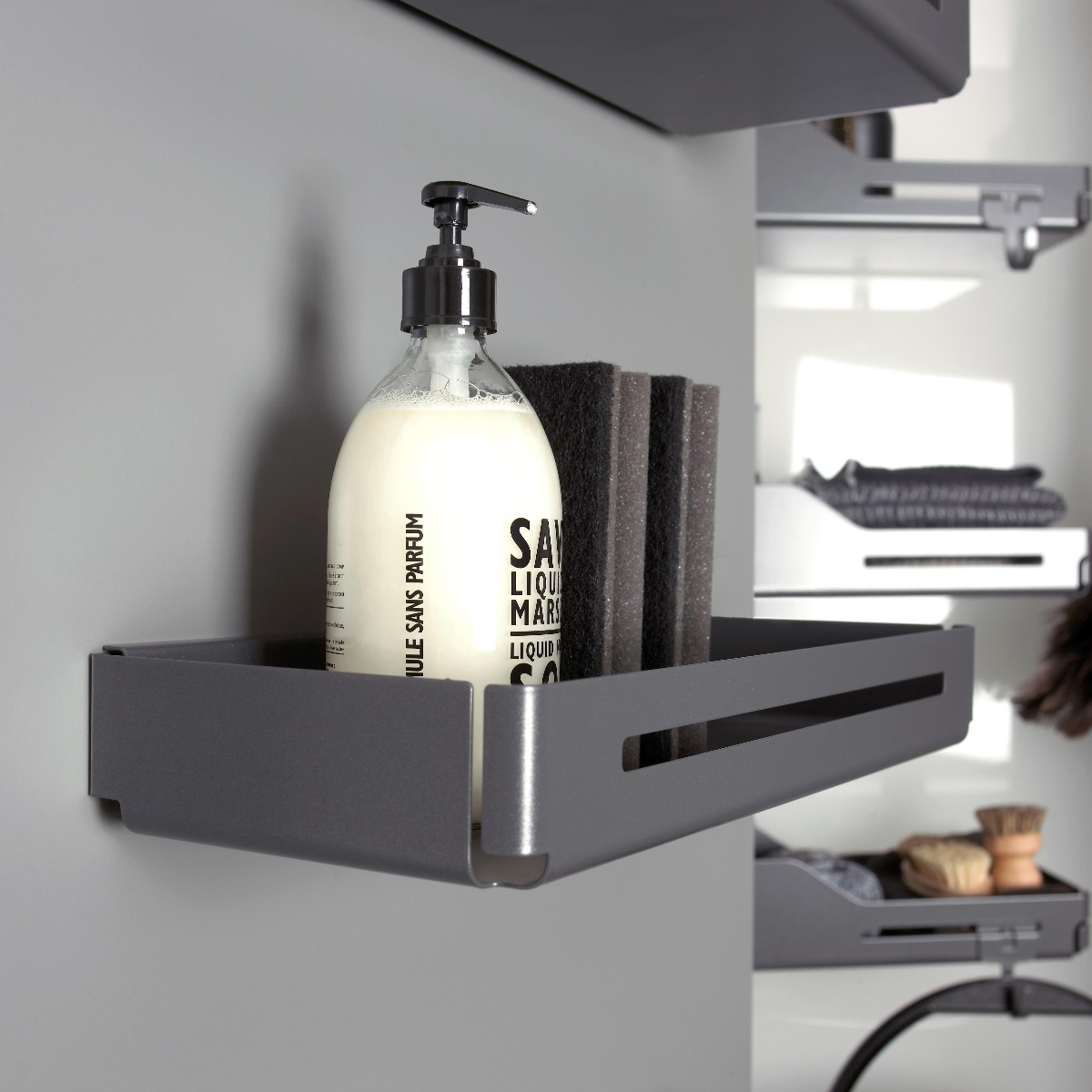 Canastilla TABLO LIBELL para montaje en puerta de mueble de cocina o clóset