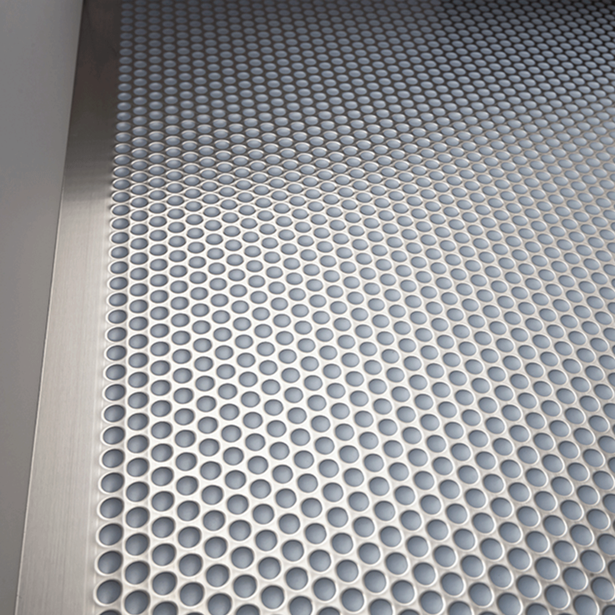 Tapete rígido DROP para bajo fregadero, medida 1200 mm X 580 mm, color gris/inox