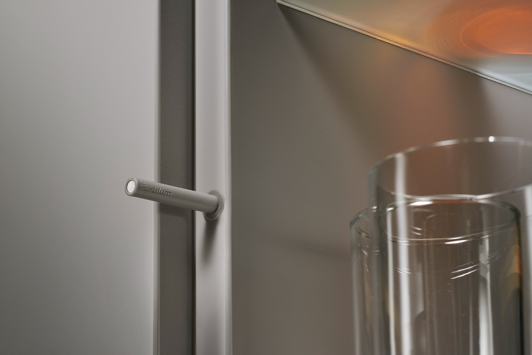 TIP ON para puertas / Mecanismo de apertura para puerta sin jaladera color gris