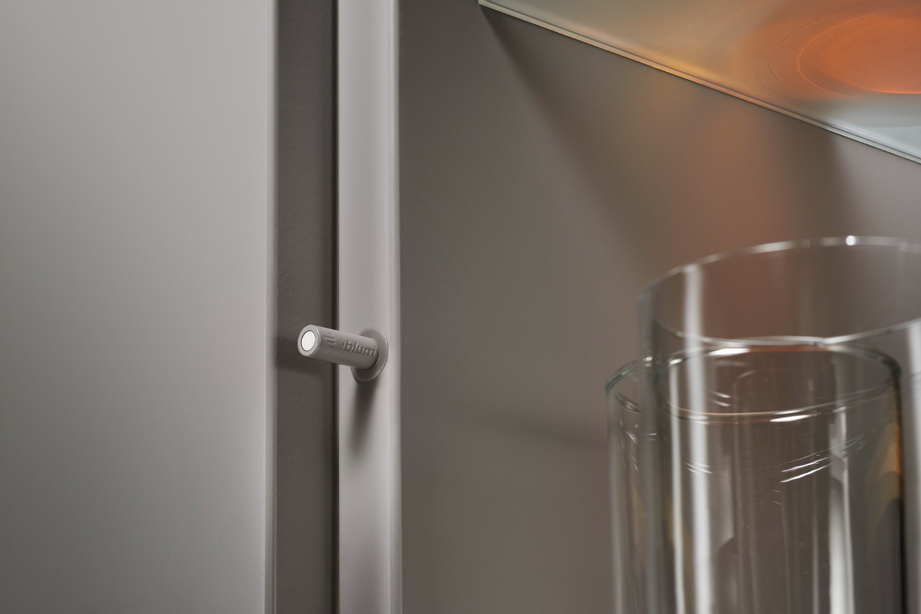 TIP ON para puertas / Mecanismo de apertura para puerta sin jaladera color gris