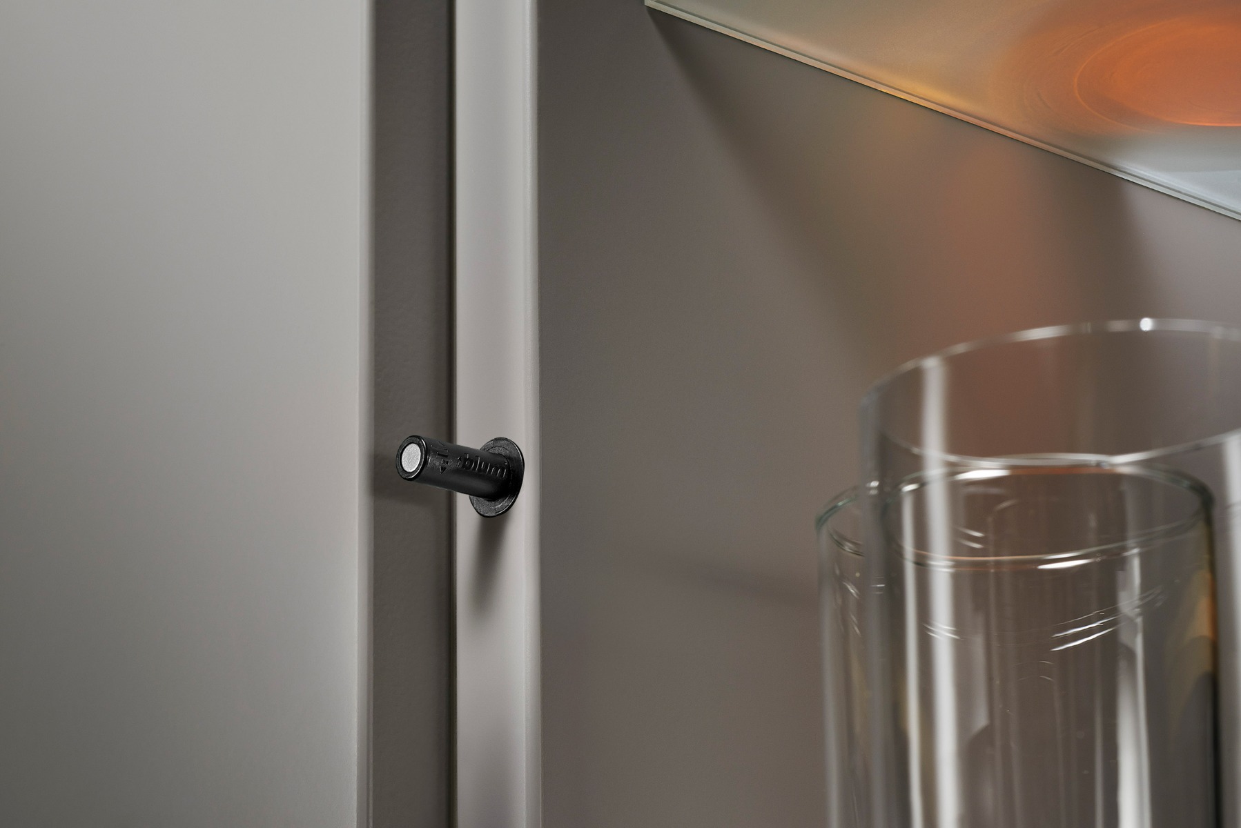 TIP-ON para puertas versión corta con placa para pegar y atornillar, color negro carbón mate