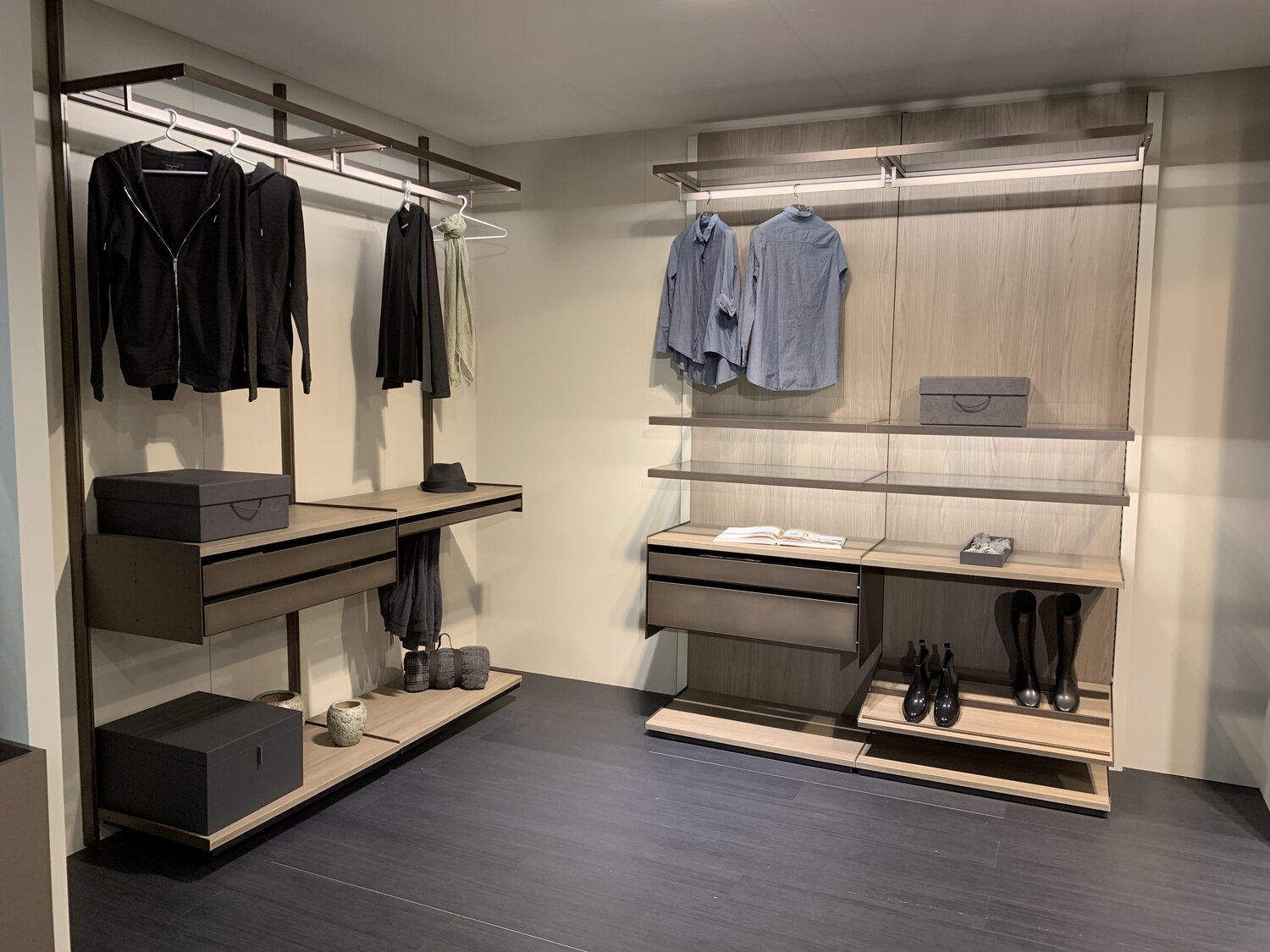 Sistema VERTIKO para armado de clóset, acabado gris plata