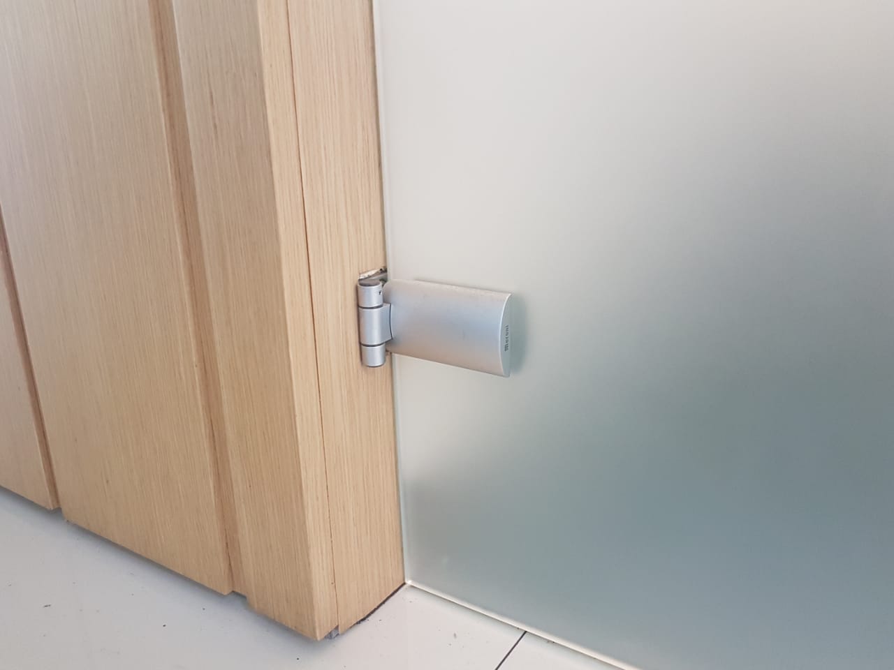 Bisagra GLISS para vidrio de 8-12mm, capacidad 55kg por par, cromo mate.