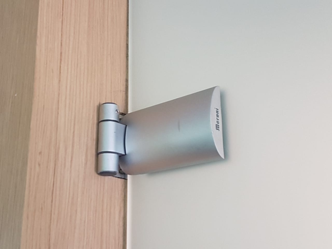 Bisagra GLISS para vidrio de 8-12mm, capacidad 55kg por par, cromo mate.