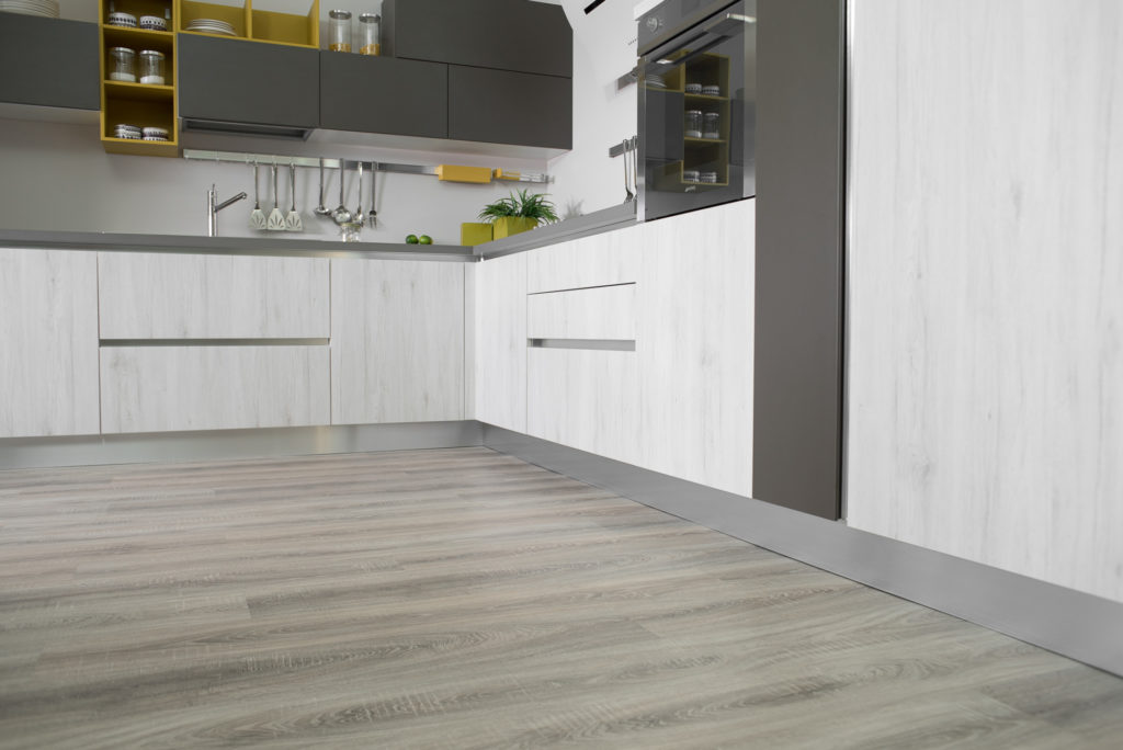 Zoclo KELLY para gabinetes de cocina, acabado aluminio