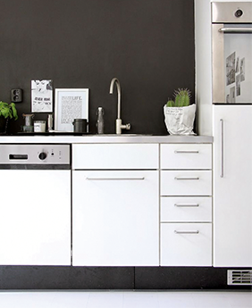 Zoclo KELLY para gabinetes de cocina, acabado negro mate